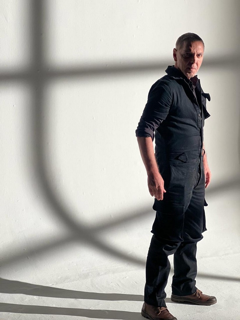 O Estrangeiro, clássico de Albert Camus, ganha nova montagem protagonizada por Guilherme Leme