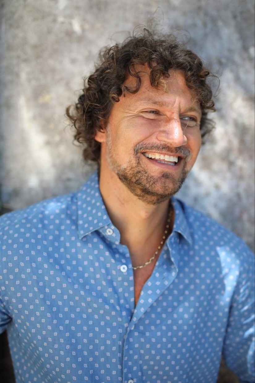 O ator brasileiro Vitor Hugo é sucesso na TV de Portugal