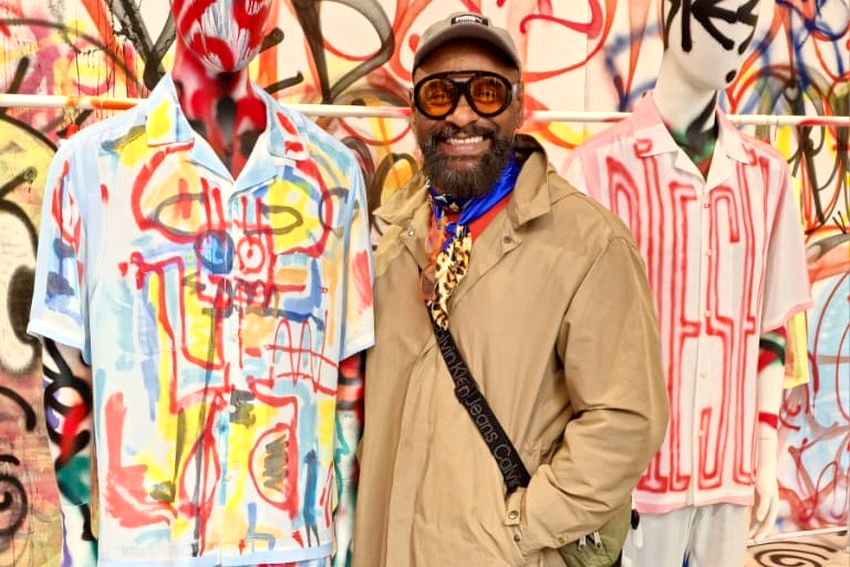 O estilista Hermes Inocencio está em viagem de férias e pesquisa pela Europa