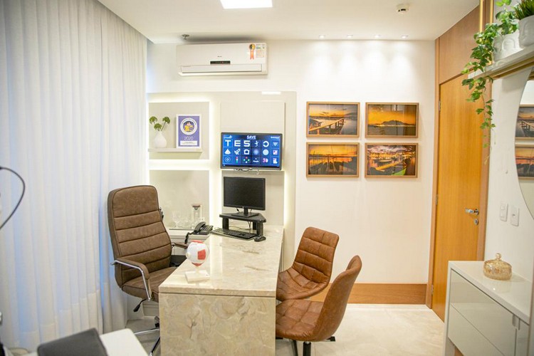 Amplo consultório com equipamentos de ponta e as mais recentes inovações do segmento de saúde