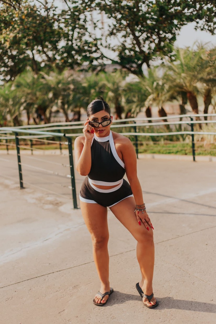 Ousada, Ingrid Ohara se passa por Anitta e causa euforia em bairro carioca