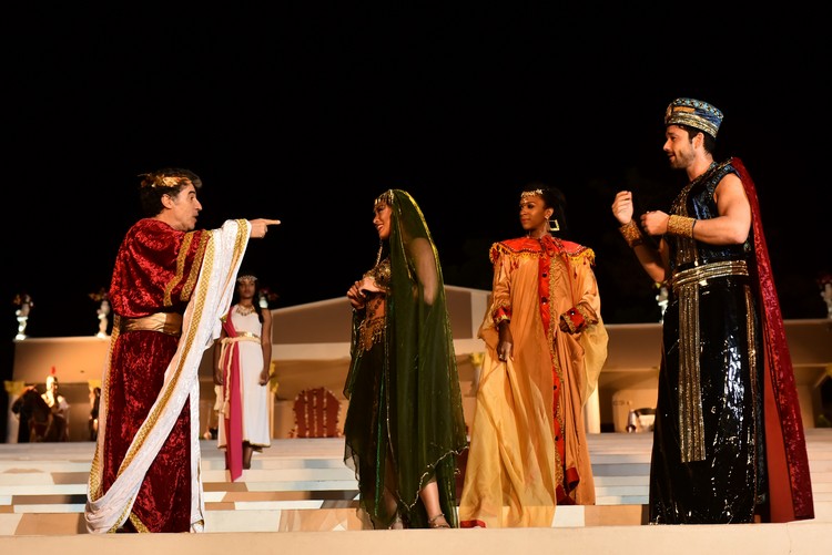 Paulo Betti, Danni Suzuki e Sergio Marone no palco