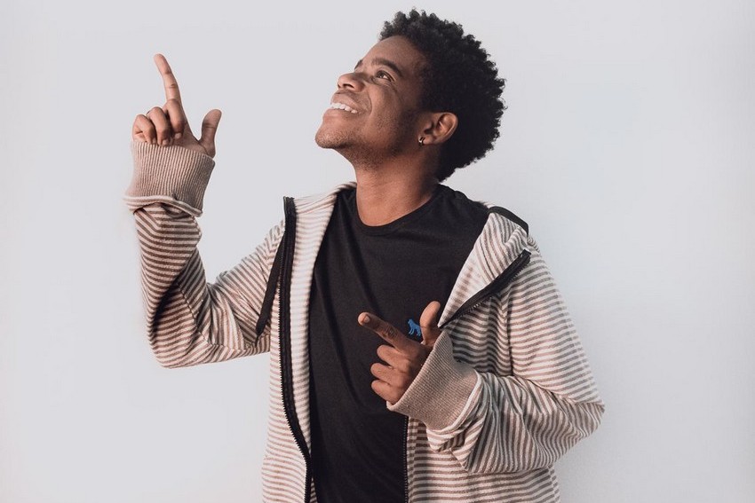 Pety Calixto lança EP #APetyOPlay com 6 canções autorais inéditas