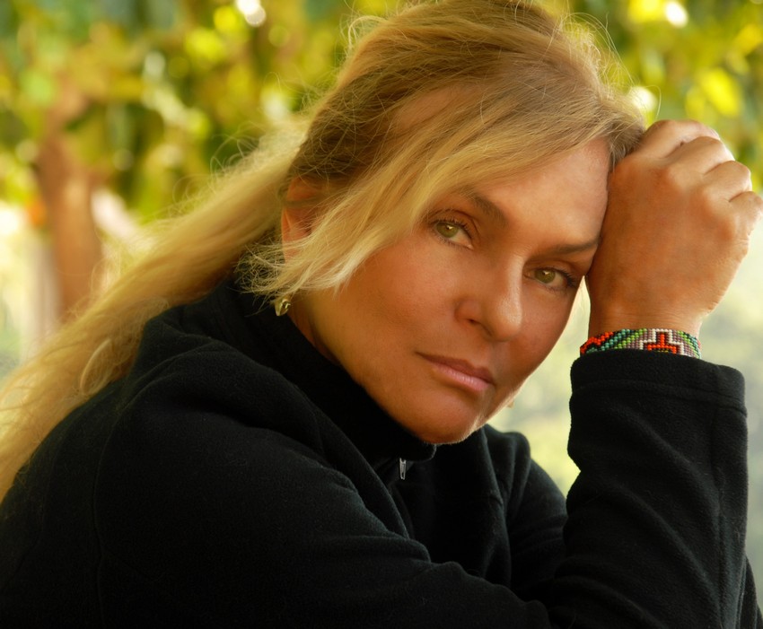 Brita Brazil lança seu primeiro livro, Relatos, com depoimentos de vítimas e familiares de consequências da bebida ayahuasca