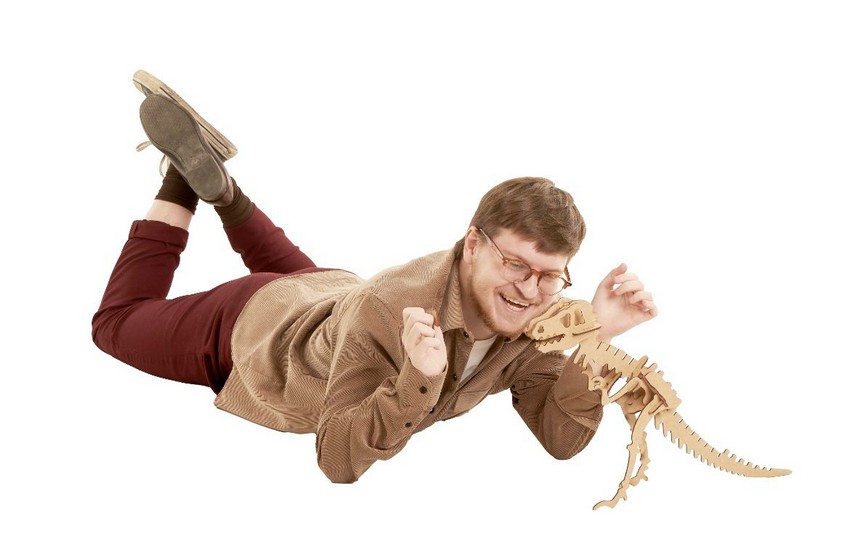 Rafael Saraiva apresenta ficção que explora as preocupações do personagem Marcelo, um dinossauro de plástico