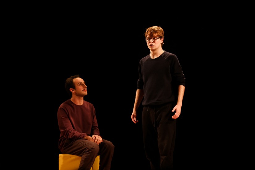 Rafael Saraiva e Samuel Valladares, crias do Teatro Tablado, estão em cartaz com o espetáculo Presentes, até este sábado, no Teatro Vanucci