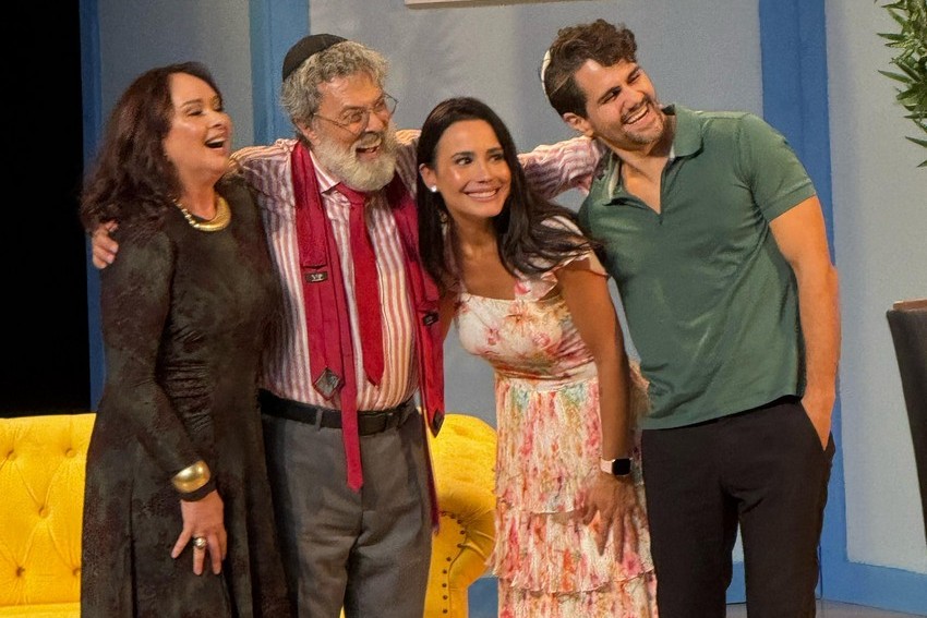 Com 57 anos de carreira, Raymundo de Souza é homenageado na estreia de Aluga-se Um Namorado 