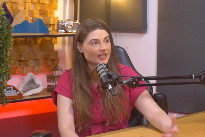 Rennata Mattos, atriz e publicitária, participa do Podcast O Poder, de André Nolasco