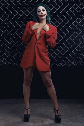 Halloween chegando, Carol Narizinho ganha look do Coringa