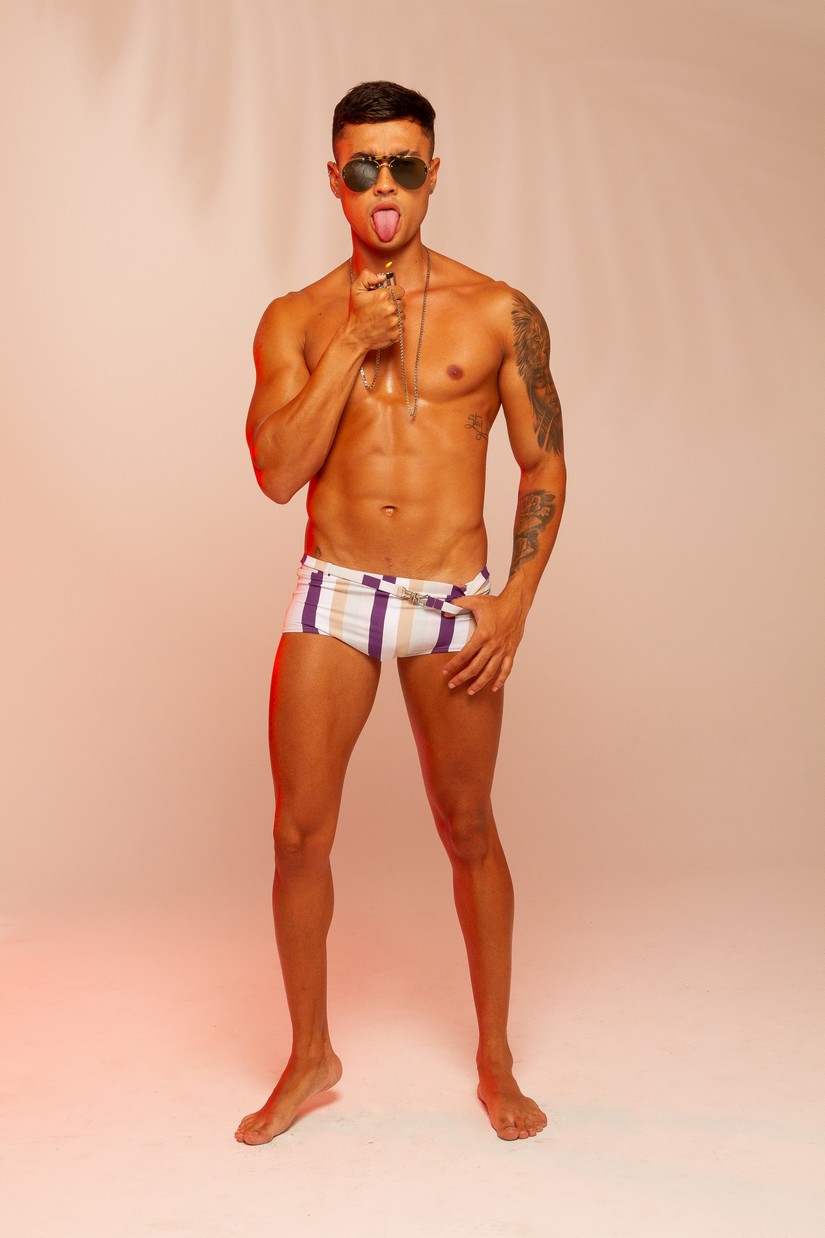 Doug Mello sunga Amir Slama