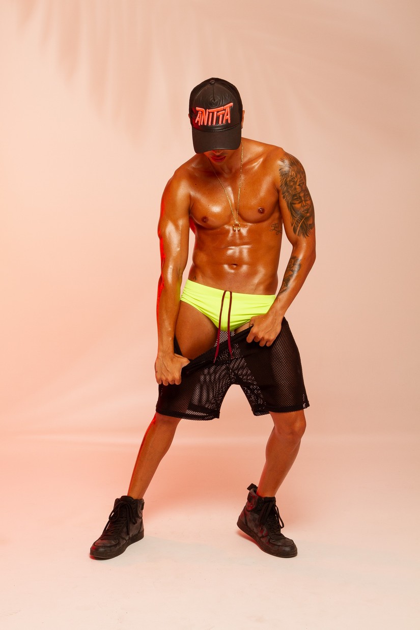 Doug Mello sunga Bannanna