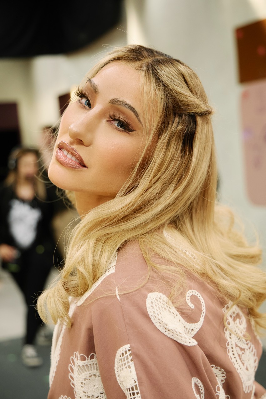 Sabrina Sato aparece irreconhecível para transformação de seu novo programa 