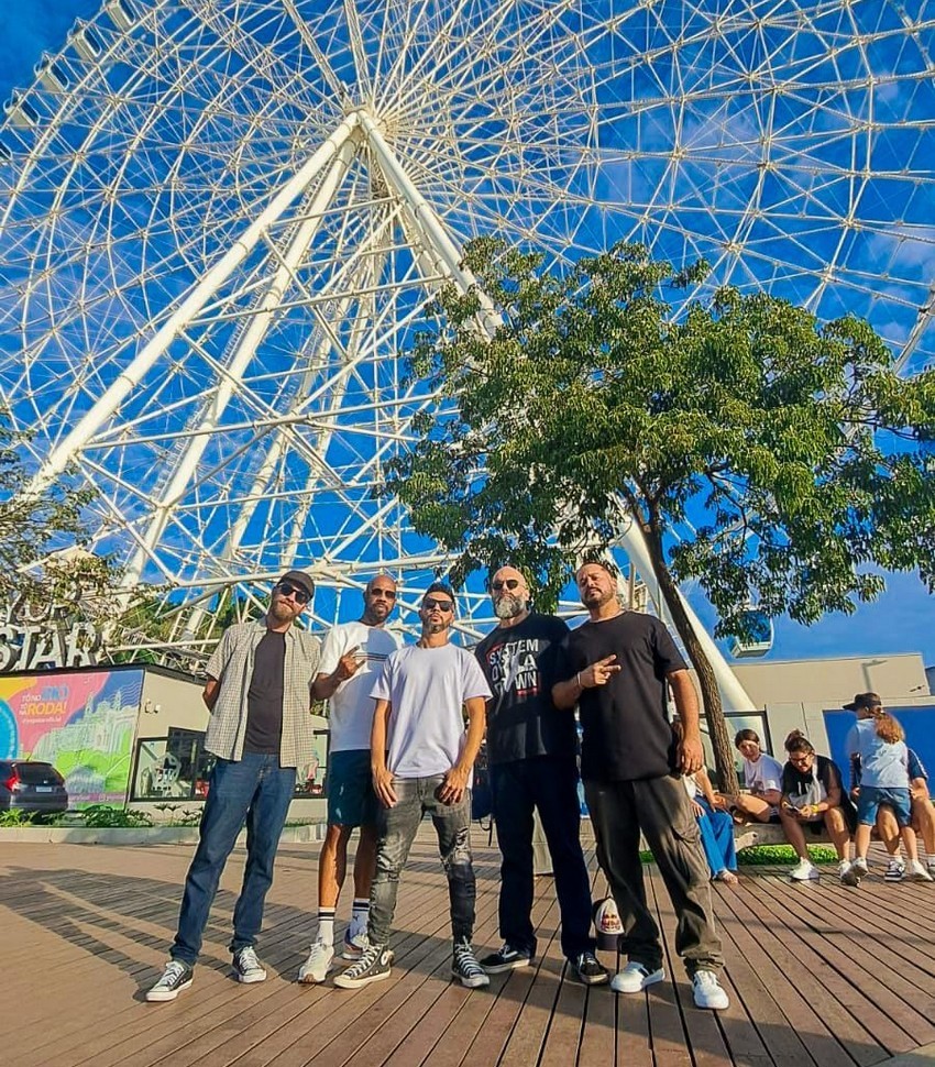 Sete Luas estreia com tudo no Rock 80 Festival e conquista o público no Porto Maravilha