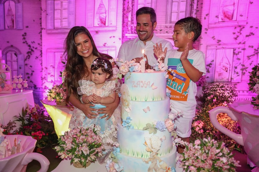 Simone Mendes e Kaká Diniz com os filhos Zaya e Henry - Foto Lucas Ramos