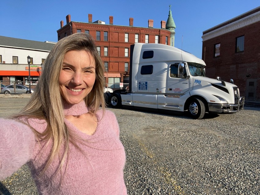 Tem loira na estrada! Carol Ortega e sua gatinha Freedom pelas estradas americanas