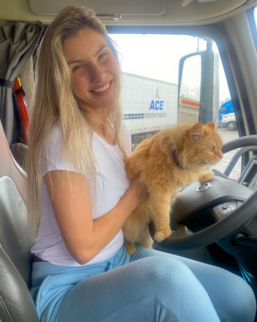 Tem loira na estrada! Carol Ortega e sua gatinha Freedom pelas estradas americanas