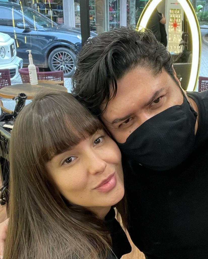 Thais Braz acertando a franjinha com Luciano Alves