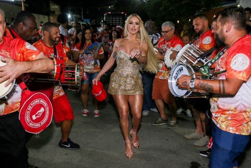 Thalita Zampirolli desembarca de Boston (EUA) direto para a Vila Vintém, zona oeste do Rio de Janeiro