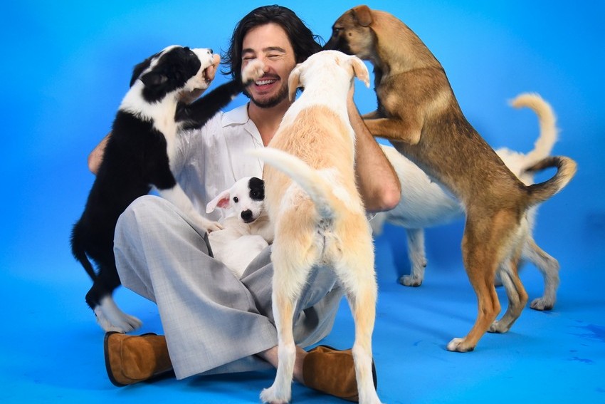 Tiago Iorc apresenta gravação de Oração de São Francisco que enaltece o trabalho de ONG protetora de animais