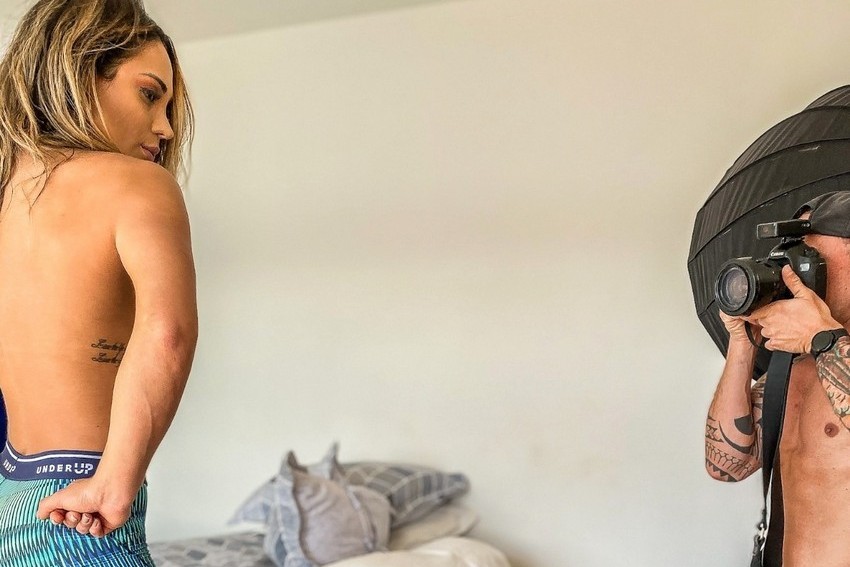 Bailarina do Domingão do Faustão, Emanuele Pamplona, fotografa campanha usando apenas cueca