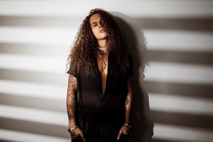 Vitão faz live com transmissão por novo aplicativo de streaming