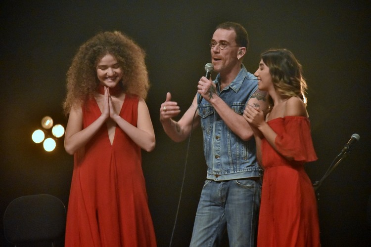 AnaVitoria e o roqueiro Nando Reis, estrearam a mini turnê Dia dos Namorados