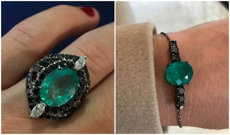Anel com esmeralda colombiana, diamantes brancos e negros, ouro com banho de ródio negro. Pulseira de esmeralda e diamantes negros e ouro com banho d