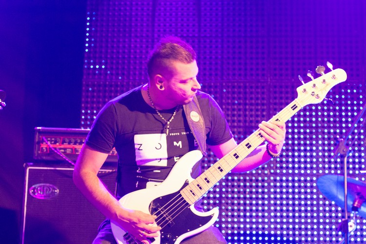 Cleiton Araújo no baixo