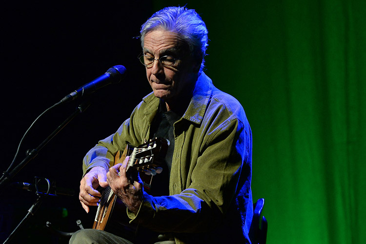 Caetano, Moreno, Zeca e Tom Veloso apresentam show Ofertório  