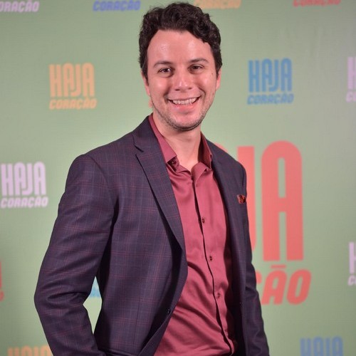 Sem emprego, ex-ator da Globo Johnnas Oliva vende seu violão para se sustentar!