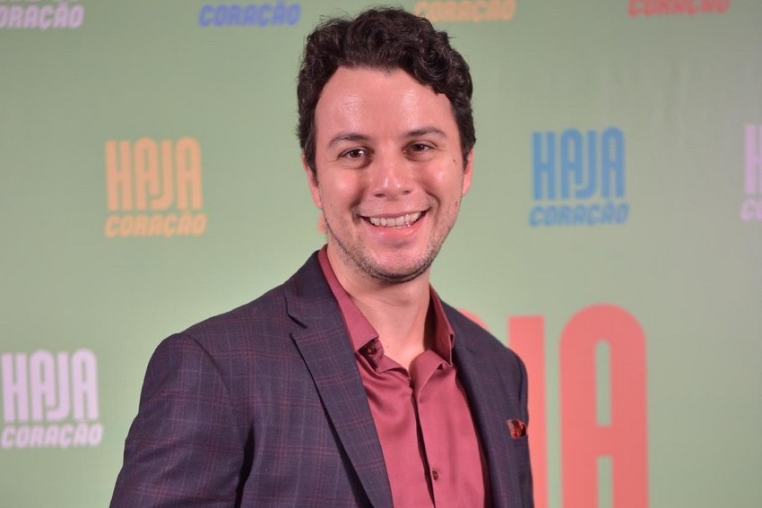 Sem emprego, ex-ator da Globo Johnnas Oliva vende seu violão para se sustentar!