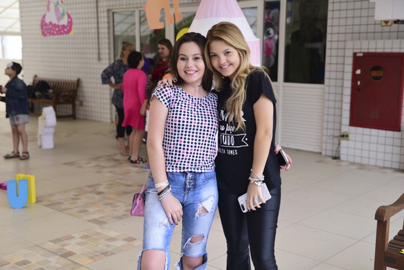Julia Gomes e Biatriz Jordão visitam centro de oncologia infantil