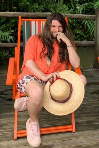 Saulo Meneghetti recarrega energias e curte a natureza na Ilha de Caras