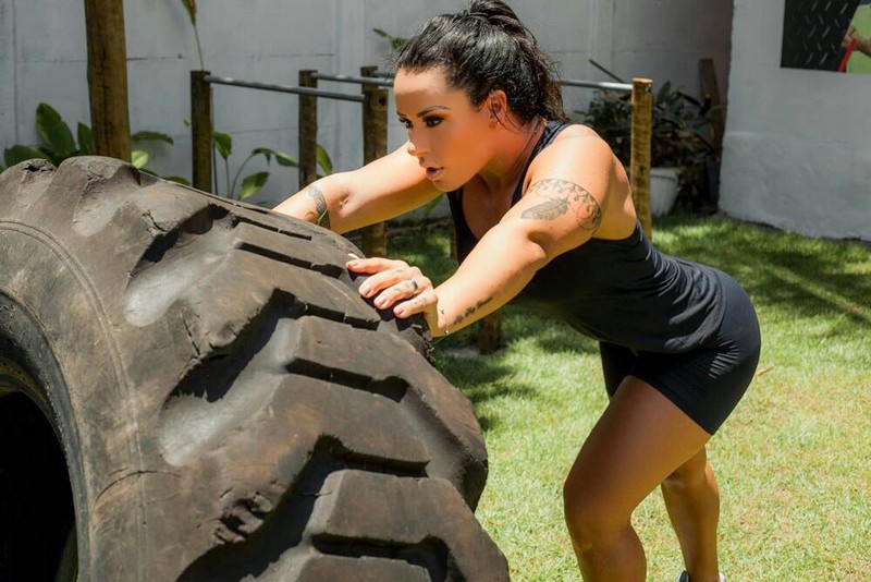 A Diva Fitness Sue Lasmar faz campanha em academia de Trancoso