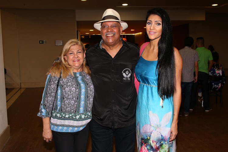 Tobias da Vai Vai com a mulher e a filha